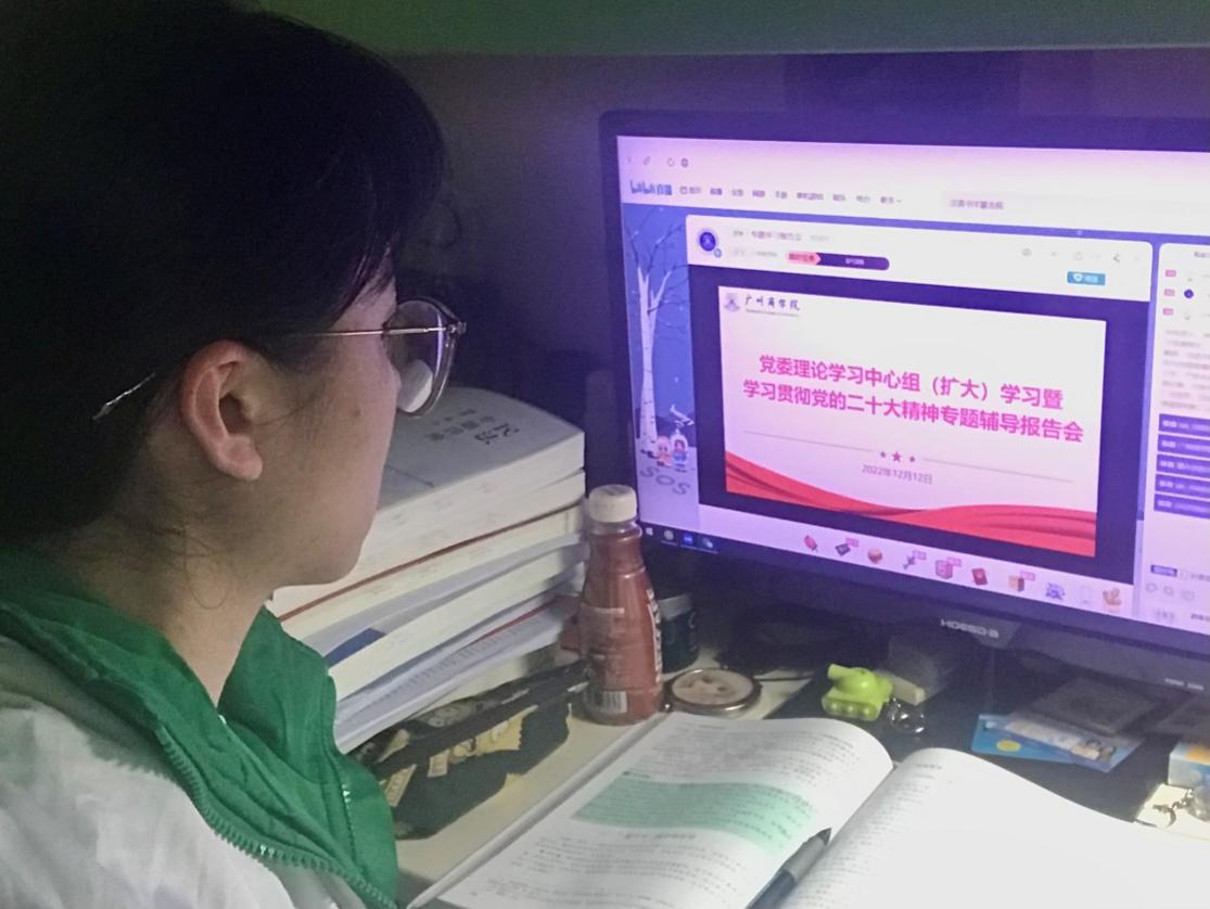 图1 学生党员学习党的二十大精神.png